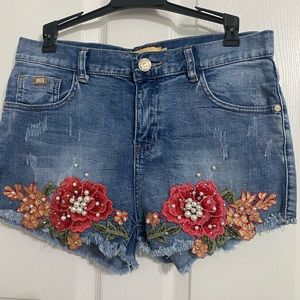 Beautiful embroidered high waisted shorts size L
